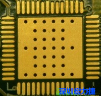 這是最不好的通孔設(shè)計(jì)，貫穿通孔直接擺放于QFN的接地散熱墊上，制造上無(wú)法確保其錫量，也就無(wú)法確保焊接良好。