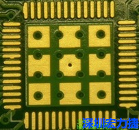 這個(gè)通孔的設(shè)計(jì)勉強(qiáng)可以接受，只剩下正中間一個(gè)通孔沒(méi)有塞孔，而且孔徑也變小了。